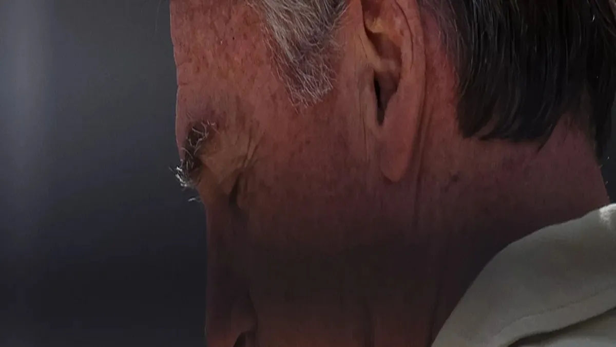 PL interrompe funções de Bolsonaro e corta seu salário