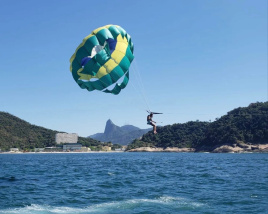 Voo de Parasail