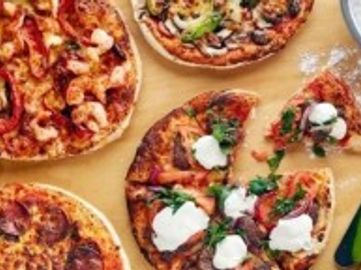 Low rent , extremely busy pizza bar