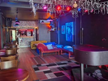 Piano on High - A piano bar with a late night licence