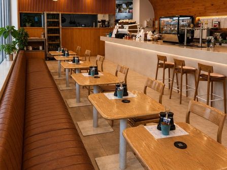 Thriving Licensed Cafe/Coffee for Sale–Mermaid Waters, Gold Coast Location–Annual Turnover: $981,443–Premium Fit-Out–Full Liquor Licence–Secure Lease–Strong Foot Traffic–High Growth Potential –Asking Price:Offers Over $399,000
