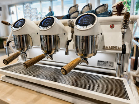 Thriving Licensed Cafe/Coffee for Sale–Mermaid Waters, Gold Coast Location–Annual Turnover: $981,443–Premium Fit-Out–Full Liquor Licence–Secure Lease–Strong Foot Traffic–High Growth Potential –Asking Price:Offers Over $399,000