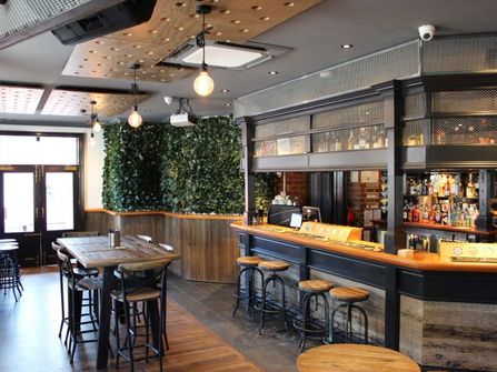 A LANDMARK INNER-MELBOURNE HOSPITALITY PUB & BACKPACKERS BUSINESS