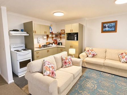 Sea Change East Coast Tasmania 7 Holiday Ensuite Rooms 3 BR Owners Home + Restaurant Freehold