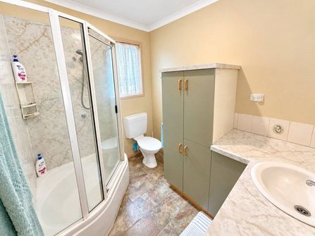 Sea Change East Coast Tasmania 7 Holiday Ensuite Rooms 3 BR Owners Home + Restaurant Freehold