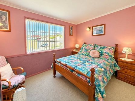 Sea Change East Coast Tasmania 7 Holiday Ensuite Rooms 3 BR Owners Home + Restaurant Freehold