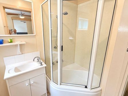 Sea Change East Coast Tasmania 7 Holiday Ensuite Rooms 3 BR Owners Home + Restaurant Freehold