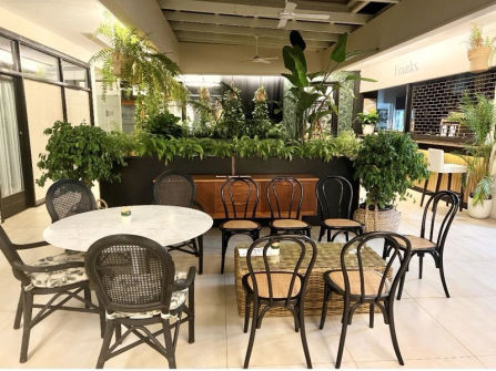 Popular Beachside Village Cafe and Bar just moments to Avalon Beach. Che...