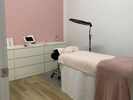 URGENT Lash Beauty Salon For Sale / Lease Take Over