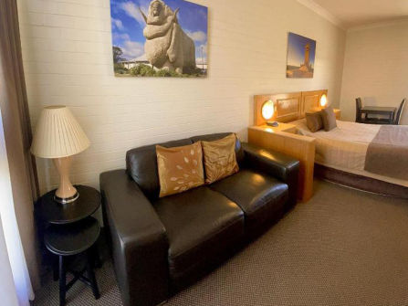 POPULAR MOTEL LEASEHOLD FOR SALE - SOUTHERN TABLELANDS - JUST ONE AND A HALF HOURS FROM SYDNEY
