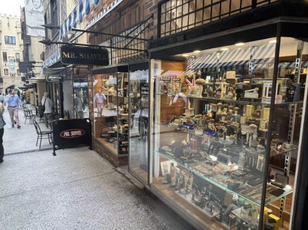 London Court Icon – 30+ Years Trading Retail