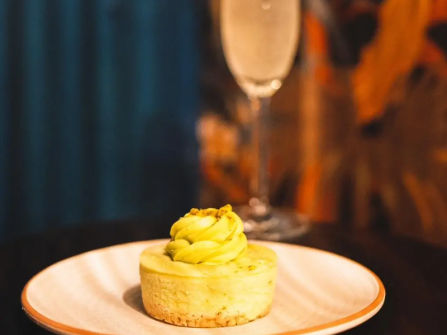 FULLY LICENSED BAR & RESTAURANT | WALKING DISTANCE TO LUNA PARK | NEXT TO MAJOR THEATRE