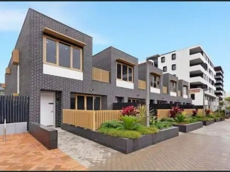 North-Facing Split-Level Townhouse | Four Bedrooms | Prime Rosebery Location
