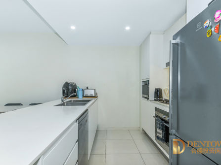 Beautiful Large & Modern unit, amazing location.