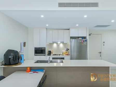 Beautiful Large & Modern unit, amazing location.