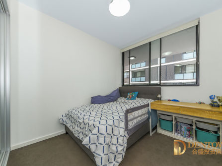Beautiful Large & Modern unit, amazing location.