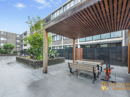 Beautiful Large & Modern unit, amazing location.