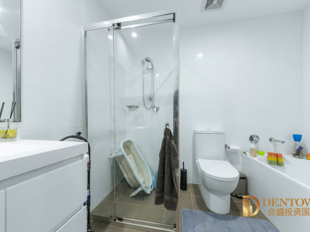 Beautiful Large & Modern unit, amazing location.