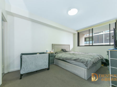 Beautiful Large & Modern unit, amazing location.