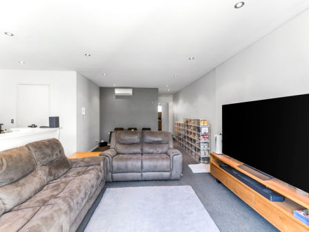 Stylish Apartment Living in Rosebery!Close to All Amenities!