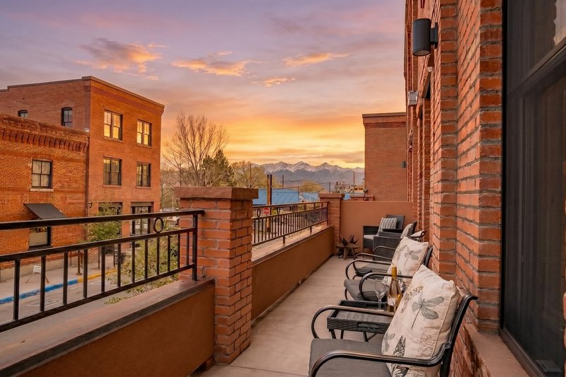 5 Star Listing! 1 Min Walk to Arkansas River – Photo 1