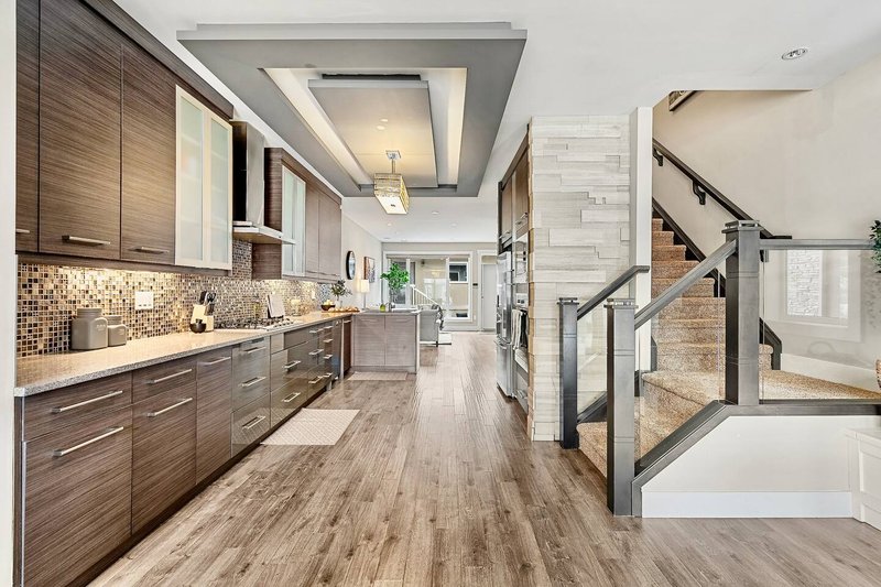 Luxury Cityscape Retreat with Hot Tub – Photo 10