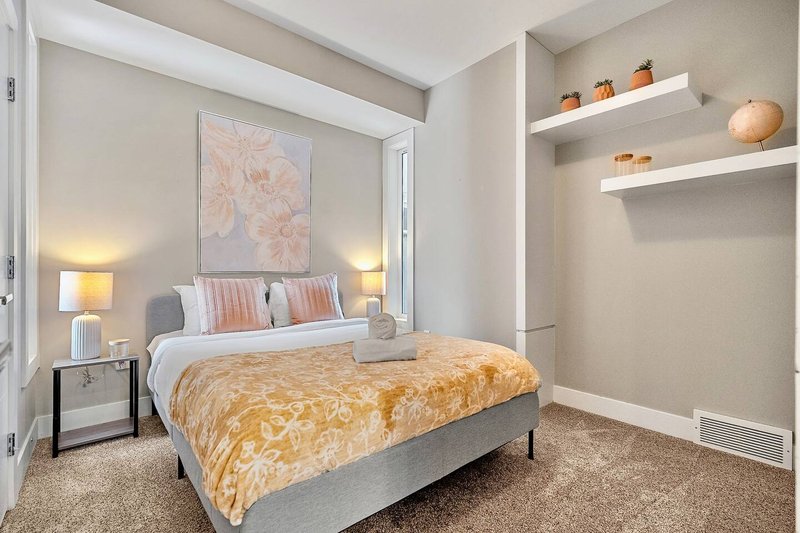 Luxury Cityscape Retreat with Hot Tub – Photo 14