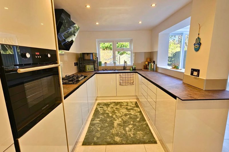 Chic 3BR Solihull Stay w/ Parking & Garden – Photo 10