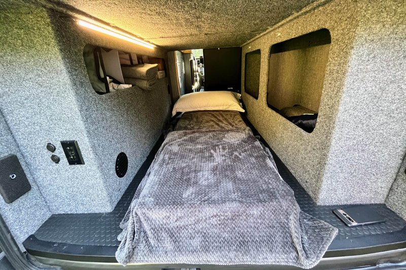 New Adventure Van, 4×4, AC, Off-Grid Heat/Electricity – Photo 8