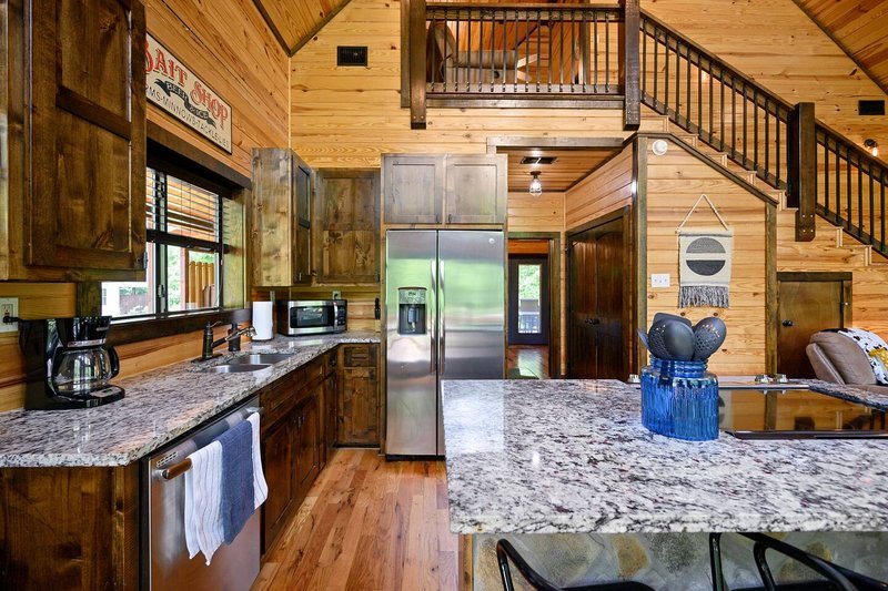 A Little Knotty Cabin, Sleeps 6, Hot Tub, Windows! – Photo 6