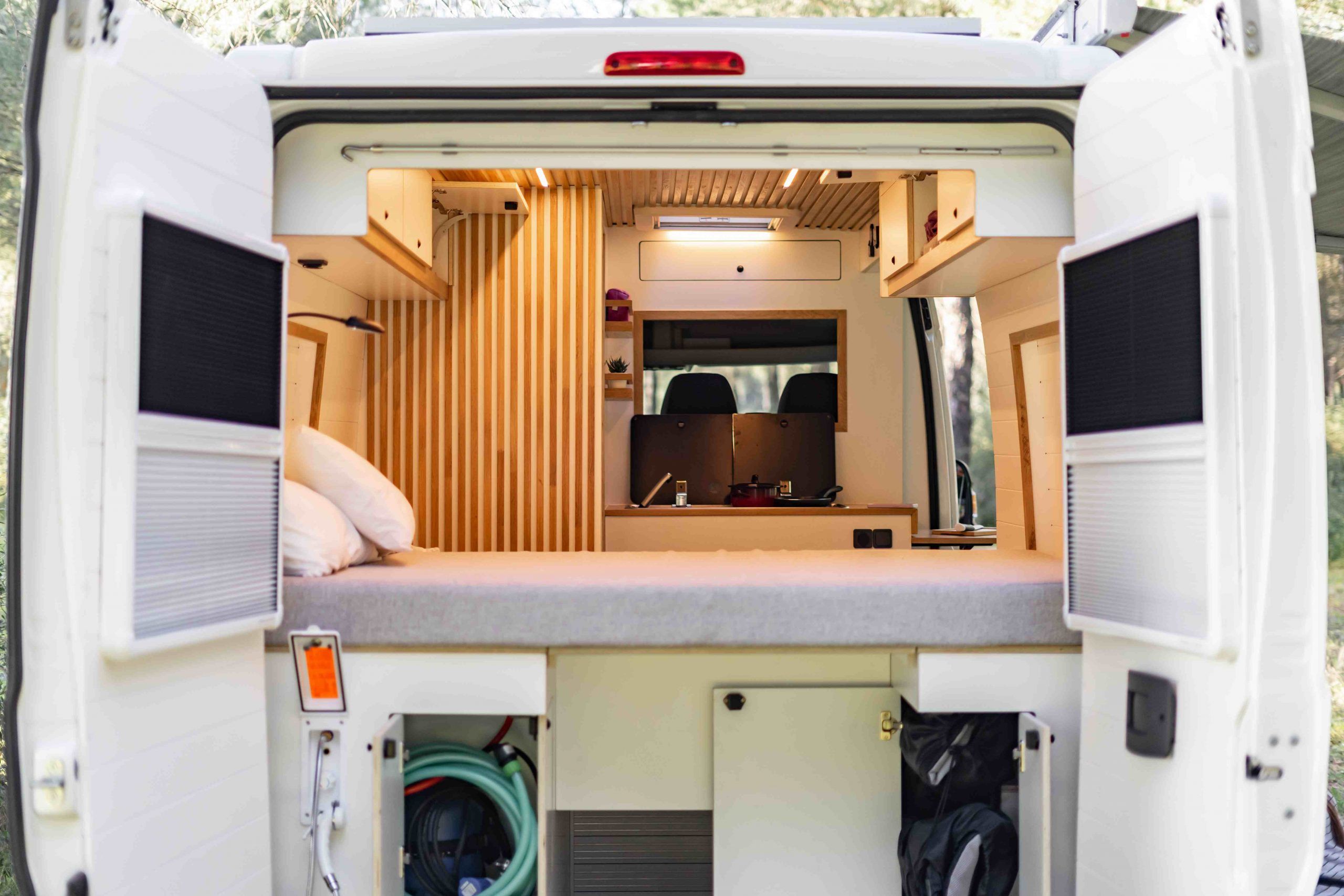 https://ik.imagekit.io/agcwebkx7/wp-content/uploads/2023/04/Bells-Beach-Camper-Van-vista-interior-trasera_Concecamper-scaled.jpg