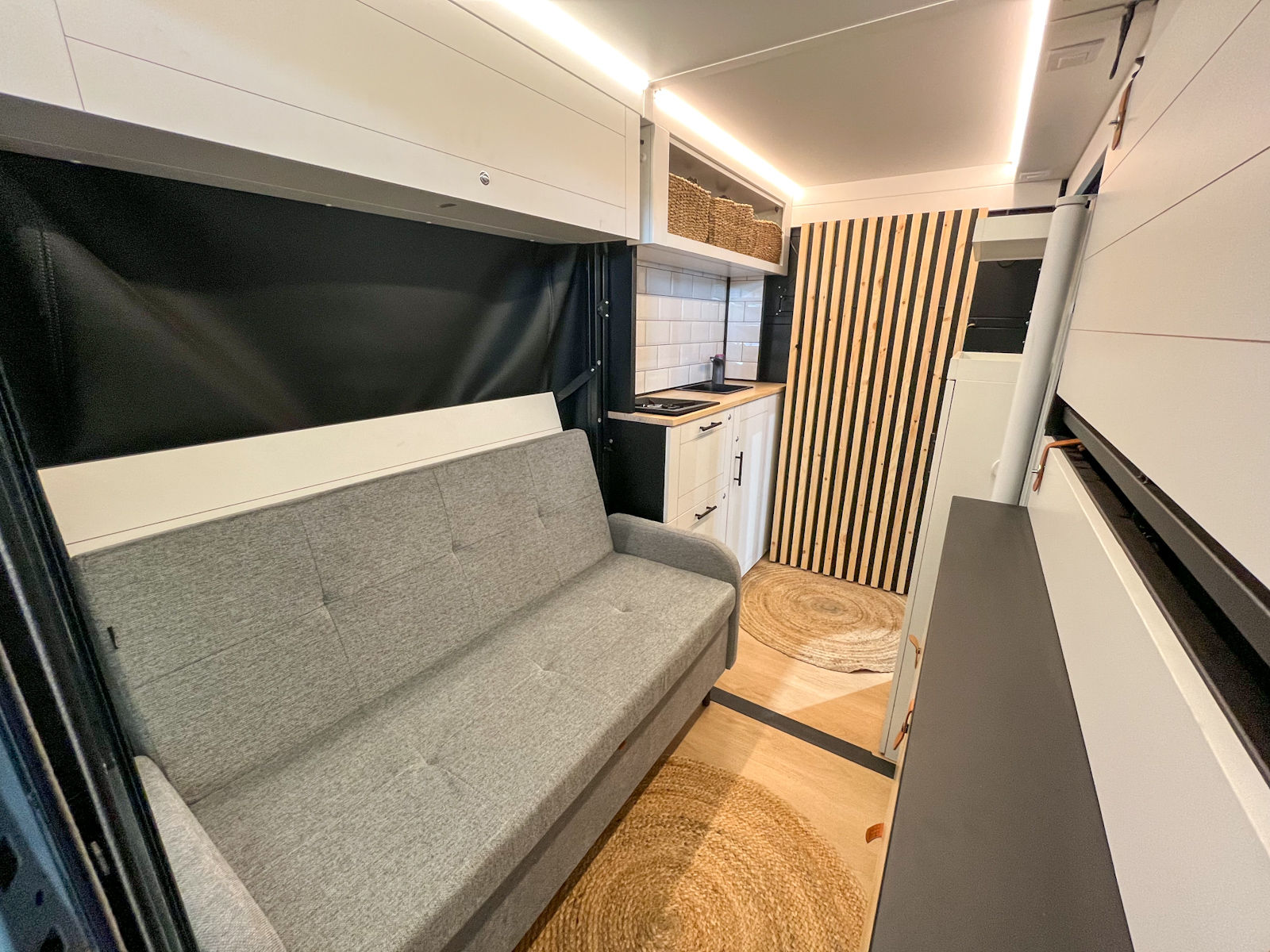 Convierte tu coche en una caravana: el kit de 'ikea' para viajar con cama,  salón y cocina