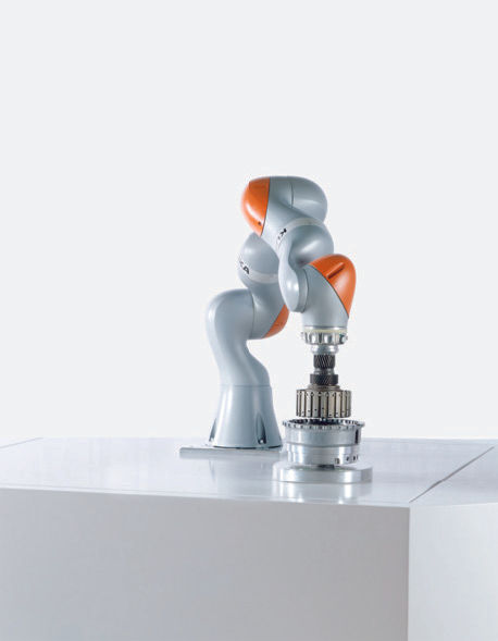 With its integrated torque sensors, the KUKA LBR iiwa enables the automation of delicate assembly tasks for force-controlled joining operations and process monitoring.