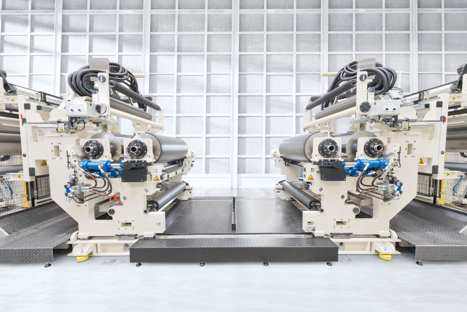 Saueressig's large laminating unit coats both sides of the steel strip with a protective PET film.