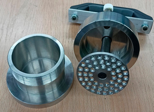 Figure 2—Kneader for grease according to DIN 2137 (Ref. 11).