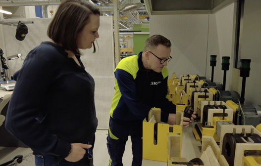 Putting grease to the test: Joakim Hallberg walks Elin Liden through this specific grease life testing setup at SKF Global Testing Sweden.