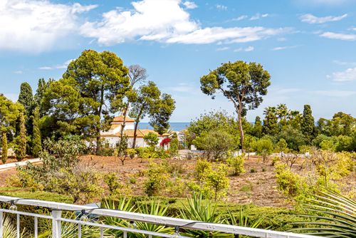 Villa Los Pinos 6 Mooie en romantische villa in Altea, Costa Blanca, Spanje met privézwembad voor 6 personen. Het huis is gelegen in een kust-, bosrijk en residentieel gebied, op 1 km van het strand en 1 km van Altea....