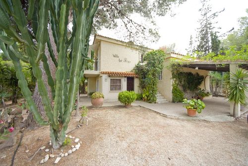 Villa Los Pinos 6 Charmante et romantique villa avec piscine privée à Altea, Costa Blanca, Espagne pour 6 personnes. La maison est située dans une zone côtière, boisée et résidentielle, à 1 km de la plage et à 1 km d'Altea....