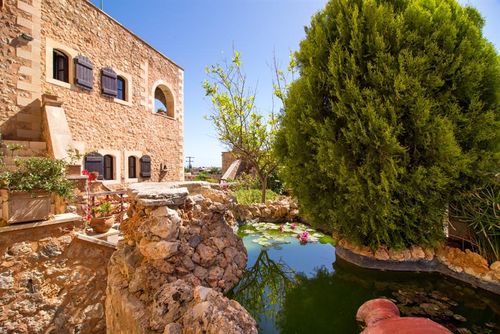 Purple Malotira Hus  med privat svømmebasseng i Chania, Crete, Greece for 4 personer...