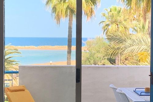 La Alberca 16 by homeprive Magnifique et confortable penthouse à Denia, Costa Blanca, Espagne, avec piscine commune pour 4 personnes. La maison est située dans une zone résidentielle près de la plage, à proximité de restaurants, bars et supermarchés, et à seulement 25 mètres de la plage....