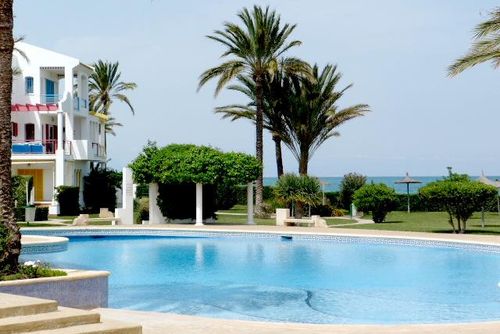 La Alberca 16 by homeprive Vacker och bekväm takvåning med gemensam pool i Denia, Costa Blanca, Spanien för 4 personer. Huset ligger i ett bostadsområde nära stranden, nära restauranger, barer och mataffärer, och 25 m från stranden....