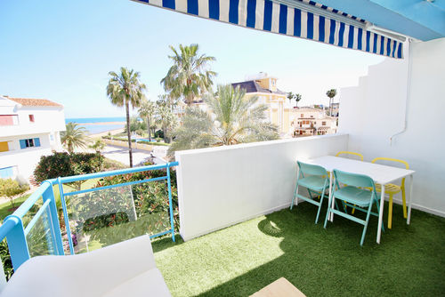 La Alberca 16 by homeprive Smuk og komfortabel penthouse med fælles pool i Denia, Costa Blanca, Spanien til 4 personer. Huset ligger i et boligområde nær stranden, tæt på restauranter, barer og supermarkeder, og 25 m fra stranden....