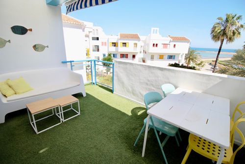 La Alberca 16 by homeprive Vacker och bekväm takvåning med gemensam pool i Denia, Costa Blanca, Spanien för 4 personer. Huset ligger i ett bostadsområde nära stranden, nära restauranger, barer och mataffärer, och 25 m från stranden....