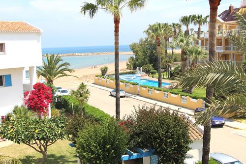 La Alberca 16 by homeprive Smuk og komfortabel penthouse med fælles pool i Denia, Costa Blanca, Spanien til 4 personer. Huset ligger i et boligområde nær stranden, tæt på restauranter, barer og supermarkeder, og 25 m fra stranden....