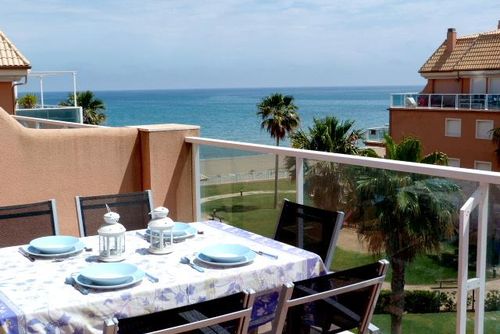 Mirador al Mar 56 by homeprive Vacker och bekväm takvåning i Denia, Costa Blanca, Spanien med en gemensam pool för 4 personer. Huset ligger nära restauranger, barer och livsmedelsbutiker, och är 25 m från stranden....