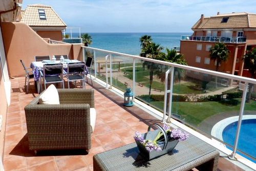 Mirador al Mar 56 by homeprive Schönes und komfortables Penthouse in Denia, Costa Blanca, Spanien, mit Gemeinschaftspool für 4 Personen. Das Haus befindet sich in der Nähe von Restaurants, Bars und Supermärkten und ist nur 25 m vom Strand entfernt....