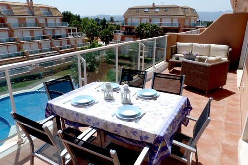 Mirador al Mar 56 by homeprive Penthouse yang indah dan nyaman di Denia, Costa Blanca, Spanyol dengan kolam renang bersama untuk 4 orang. Rumah ini terletak dekat dengan restoran, bar, dan supermarket, serta hanya berjarak 25 m dari pantai....