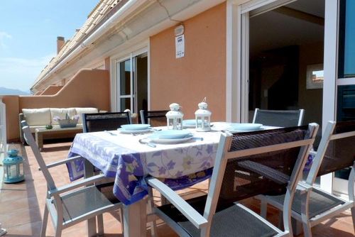 Mirador al Mar 56 by homeprive Smuk og komfortabel penthouse i Denia, Costa Blanca, Spanien med en fælles pool til 4 personer. Huset ligger tæt på restauranter, barer og supermarkeder, og er kun 25 m fra stranden....