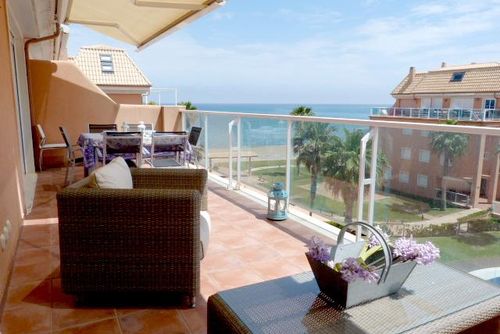 Mirador al Mar 56 by homeprive Schönes und komfortables Penthouse in Denia, Costa Blanca, Spanien, mit Gemeinschaftspool für 4 Personen. Das Haus befindet sich in der Nähe von Restaurants, Bars und Supermärkten und ist nur 25 m vom Strand entfernt....