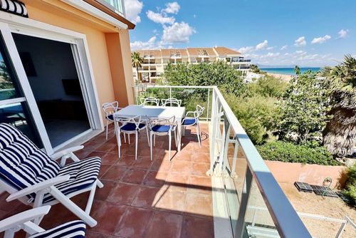 Mirador al Mar 12 by homeprive Vakker og komfortabel leilighet med felles svømmebasseng i Denia, Costa Blanca, Spania for 6 personer. Leiligheten ligger i et boligområde nær stranden, med restauranter, barer og supermarkeder i nærheten, og er kun 25 meter fra stranden....
